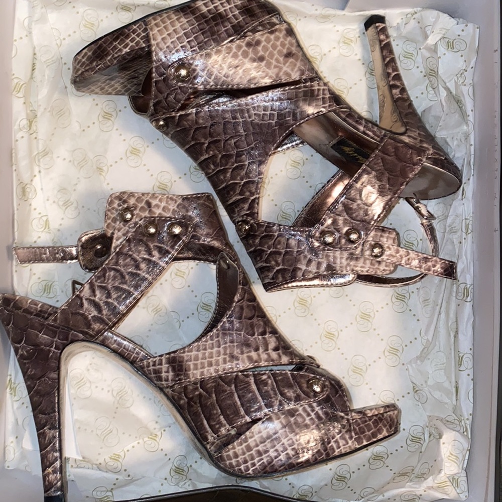 Strappy heel by Fabulosity